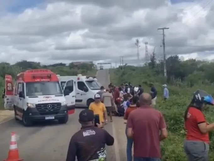 Dois homens ficam feridos em acidente envolvendo carro e moto em Imaculada
