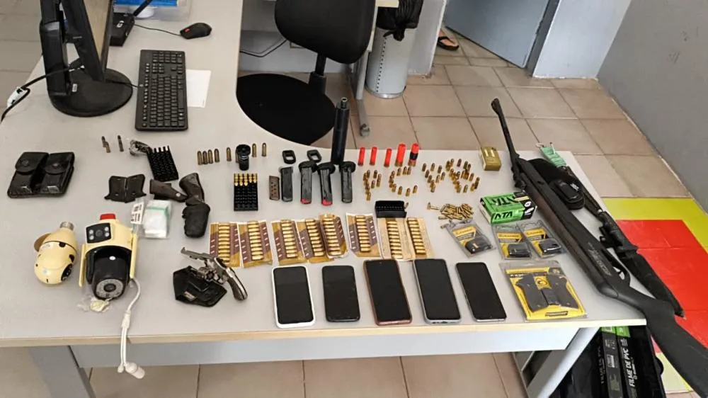Mulher é presa com arsenal de armas e munições dentro de casa na Paraíba 