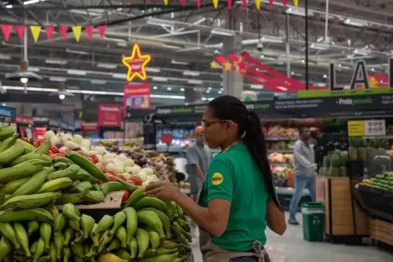 O país vizinho do Brasil onde empregados trabalham menos e ganham mais