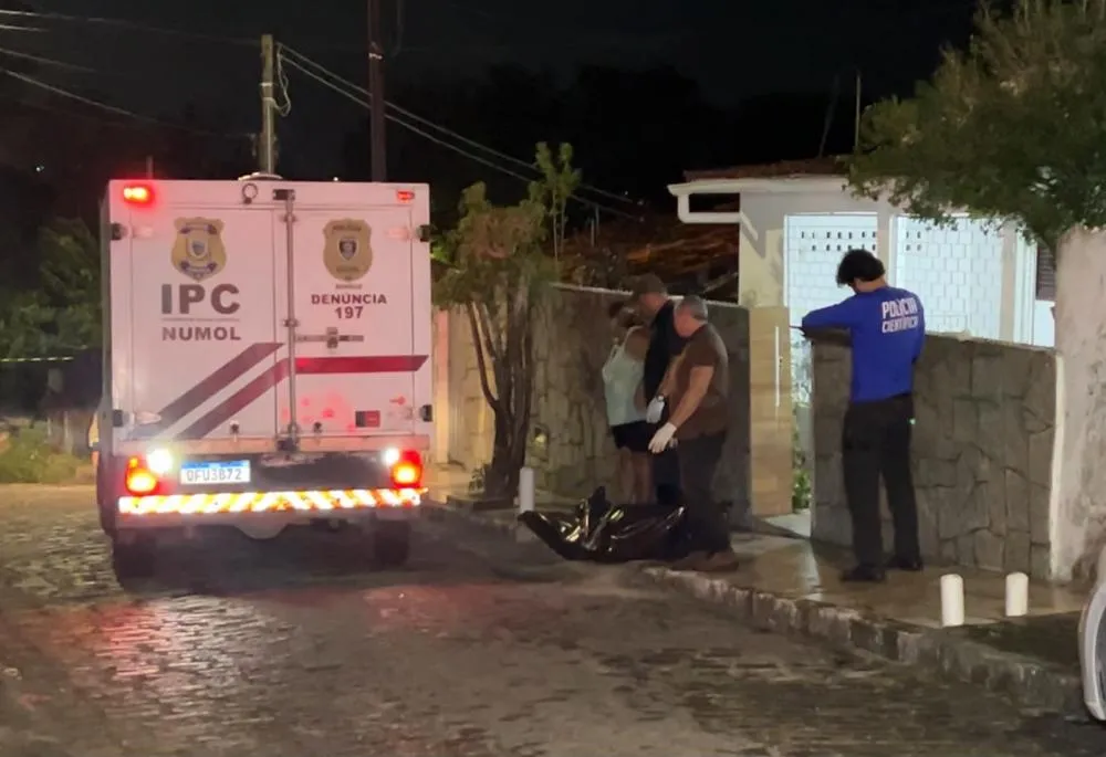 Homem é chamado na porta de casa e assassinado a tiros