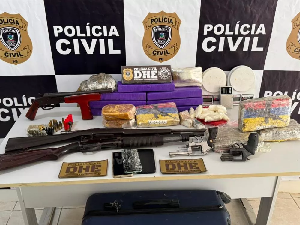 Dois homens são presos, 5 armas e mais de 8 kg de drogas apreendidas pela DHE